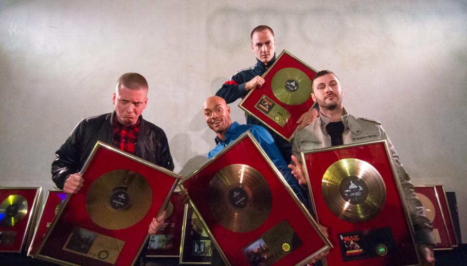 16barsde's tweet photo. K.I.Z. erhalten Gold-Auszeichnungen für 3 Alben https://t.co/doPhQAvqrn @K_I_Z_ https://t.co/CNmNk4AB9y