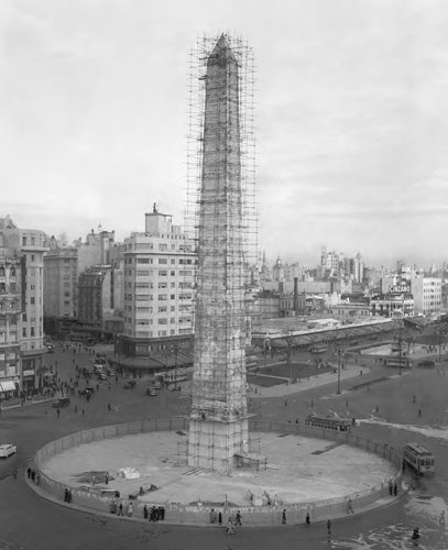IMMIGRAR's tweet photo. #BuenLunes. El #Obelisco monumento histórico y símbolo de la Ciudad de Buenos Aires cumple 80 años! #IMMIGRAR https://t.co/BOBj1cuDXF