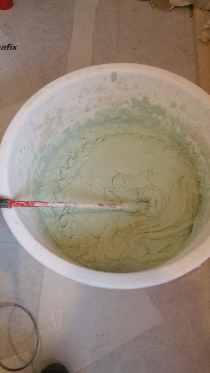 DickHulstein's tweet photo. Krijg nou wat. Groene gips. .kun je dat eten? #gyproc #uniquewr spannend hoor. https://t.co/ekuxCdFuHY https://t.co/mjvX1IafJN