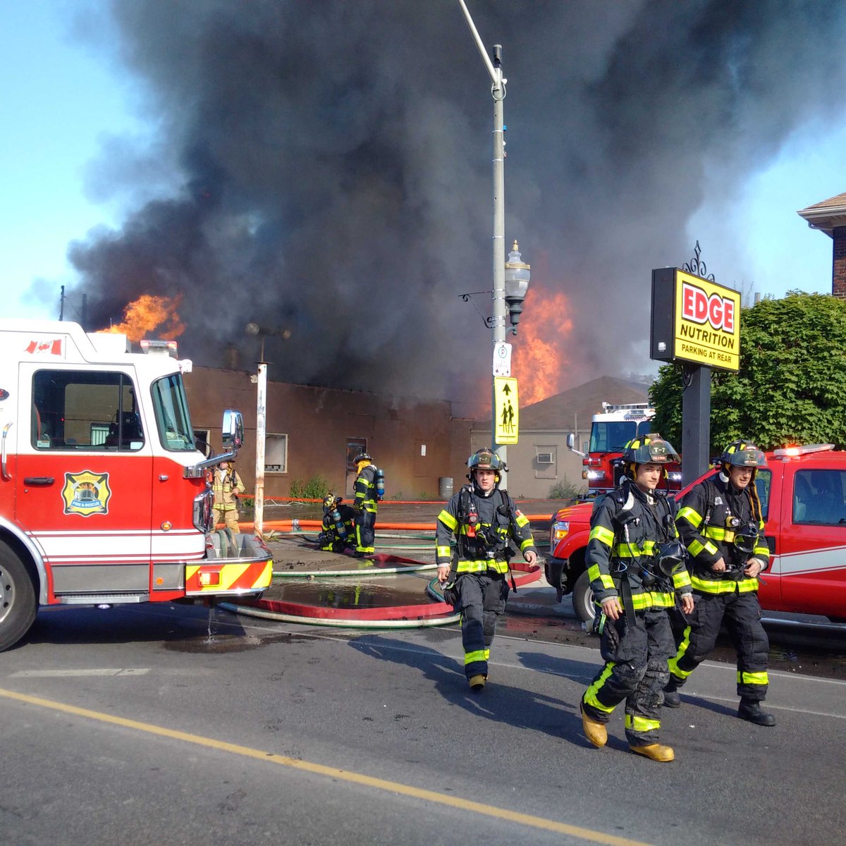 WindsorFire1's tweet photo. 840 Wyandotte E fire rapidly spreading fully involved throughout building 40 firefighters on scene working. *JL https://t.co/uBd9ZBvDgB