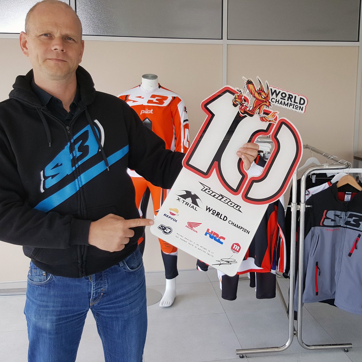 Muchas gracias <a href="/trialteamhrc/">Repsol Honda HRC</a> y #tonibou