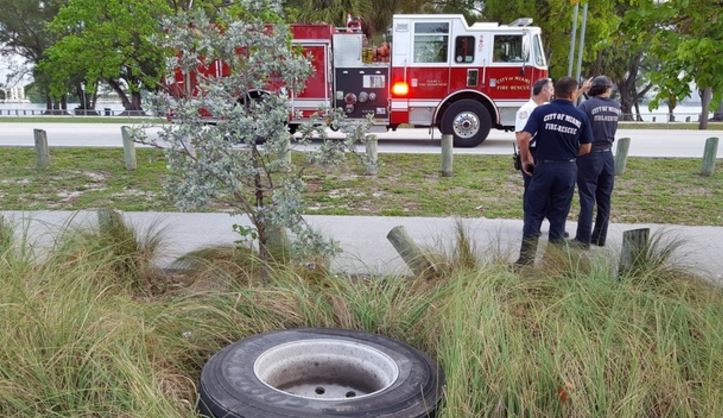 Runner struck by flying tire from tractor trailer on #Rickenbacker. bit.ly/1sMRYgT https://t.co/fnuCGxJdbp