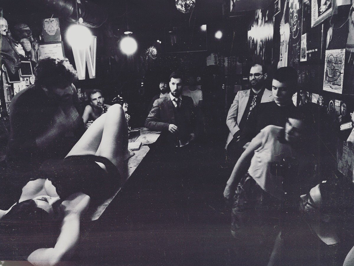 BelenRiquelmeAc's tweet photo. Ayer me di un baño de hombres #despedidaalafrancesa #rodaje #videoclip #malasaña #weirdobar #madrid #cantante https://t.co/Iff2VizjNX