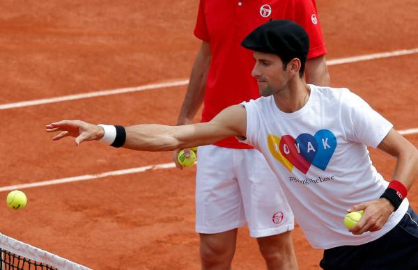 LeBeretFrancais's tweet photo. Le Champion Tennisman @DjokerNole a choisi de faire honneur au Béret pour l'ouverture du Roland-Garros hier à Paris https://t.co/Qsb86qAOFq