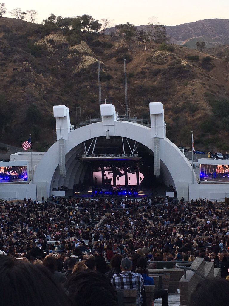 thewanderberry's tweet photo. WHAT A WICKED NIGHT WATCHING THE CURE. Thank you wandering buddies #wanderberry https://t.co/sBHTSkhzX8