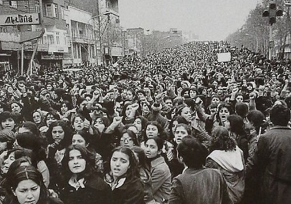HistoryPlCTURES's tweet photo. Women protesting the forced Hijab in Iran, days after the 1979 Revolution. https://t.co/3o8uARbers