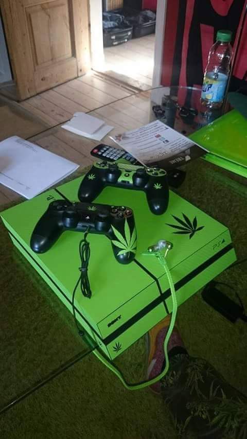 guchels's tweet photo. Dunno whether to smoke or play #ps4 #420 https://t.co/xaJv0s7i2q