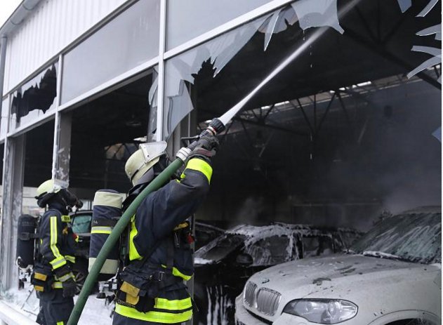 News Now Krefeld Grossbrand Bei Bmw Handler Becker Klausmann T Co Vclpflhblb