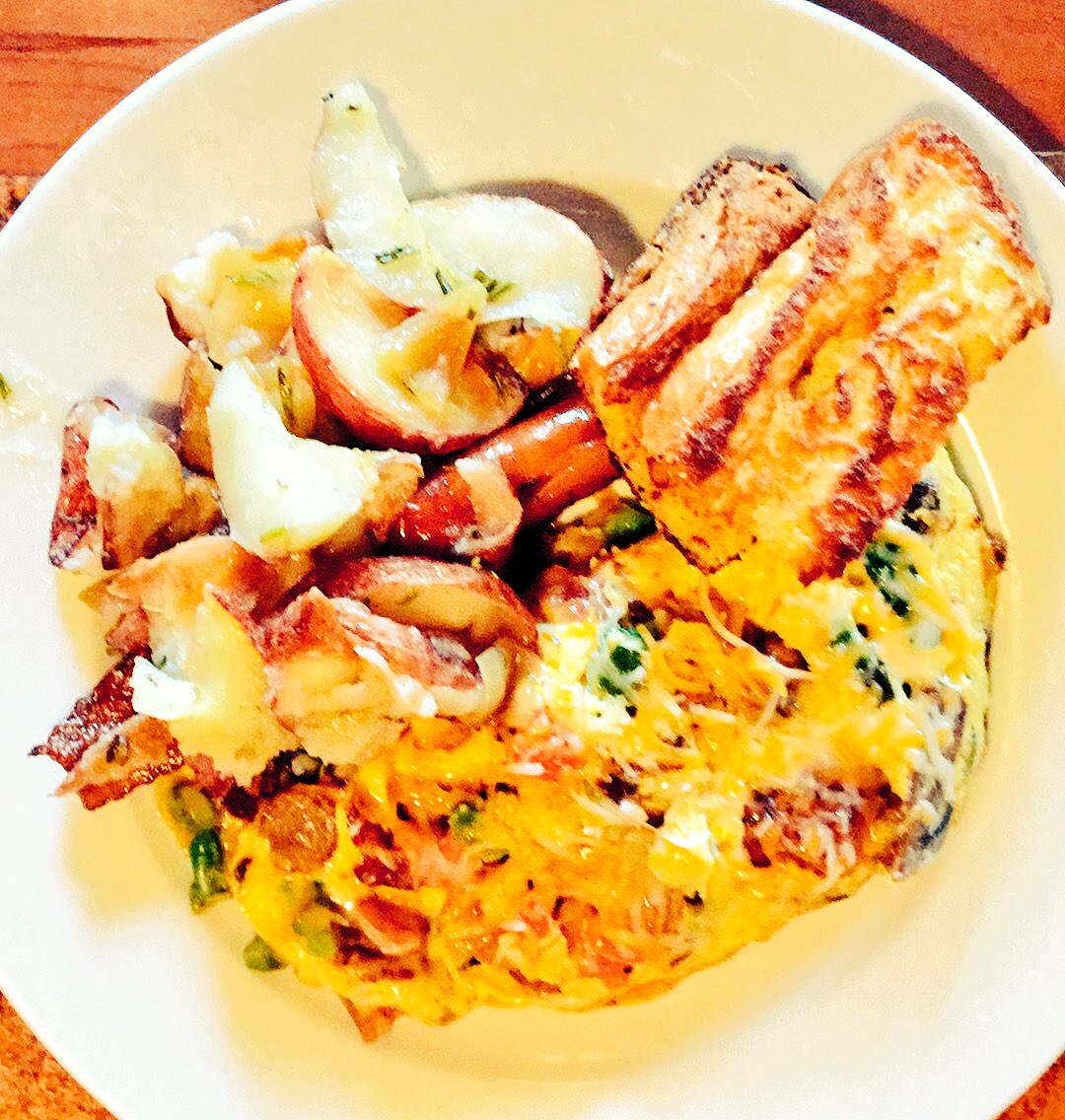 Phx24's tweet photo. Dining at Rico's currently. Breakfast buffet is quite good so far but Grace's service is the best in #Phoenix https://t.co/MNQensDAsq