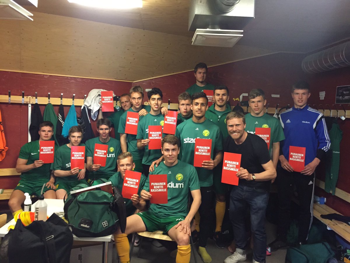 @EsPa_Edustus pelaajat näyttävät punaista korttia rasismille. #jpy #kakkonen #pukukoppikierros SRtRC