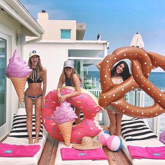 FloatopiaItaly's tweet image. Tagga le tue amiche e falle preparare a #FloatopiaFregene! Iniziate a scegliere il vostro galleggiante 🍩