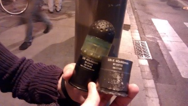juridicacongres's tweet photo. Els mossos tenen barra lliure de projectils. Fins i tot disparen als balcons de veïnes de Gràcia
#ElBancResisteix https://t.co/Gp0oehEEGS