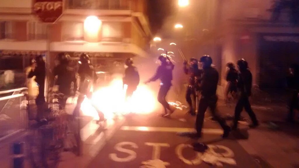 15MBcn_int's tweet photo. At some point the demo has been attacked by cops with foam bullets. Tonight scuffles in Barcelona #ElBancResisteix https://t.co/17NaGqLOAe