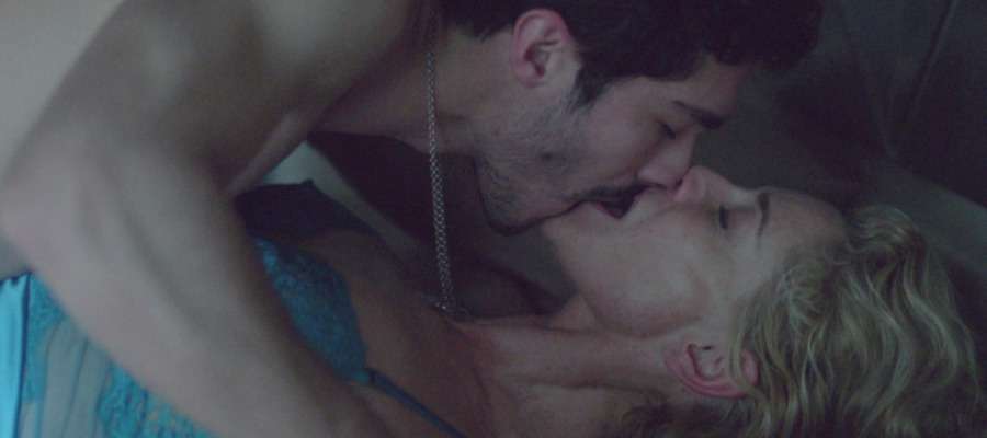 La lujuria se apodera de Carlos y Claudia en #LaEmbajada5 atres.red/aj20c <a href="/LaEmbajadaA3/">La embajada</a>