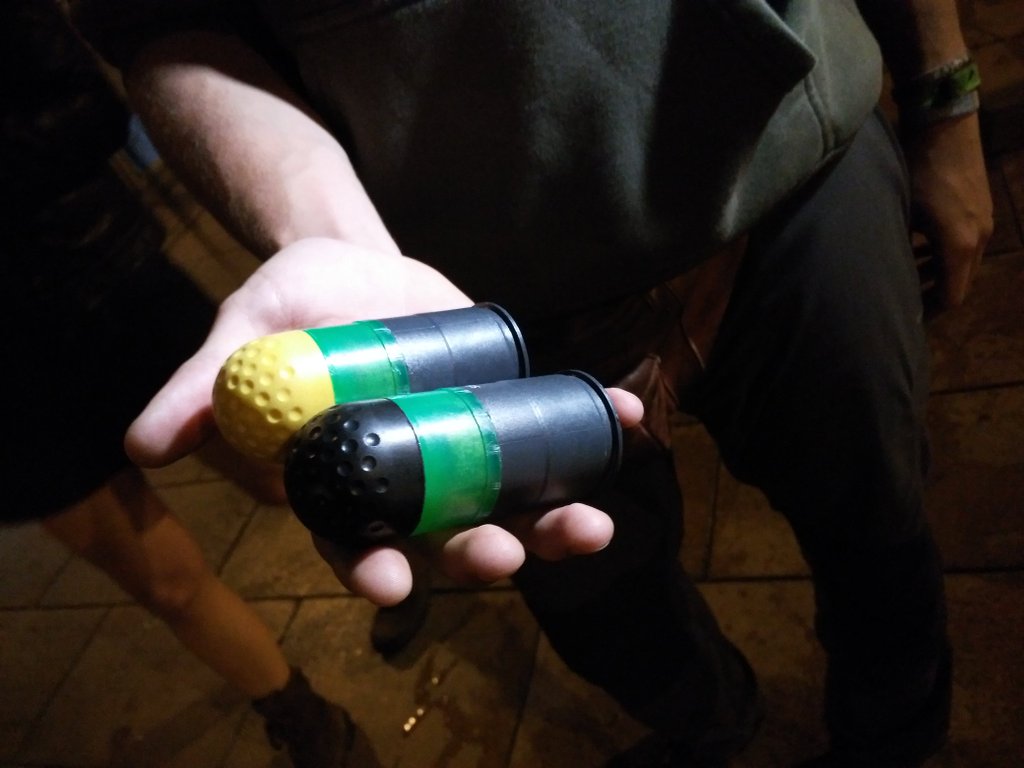 juridicacongres's tweet photo. Els mossos tenen barra lliure de projectils. Fins i tot disparen als balcons de veïnes de Gràcia
#ElBancResisteix https://t.co/Gp0oehEEGS