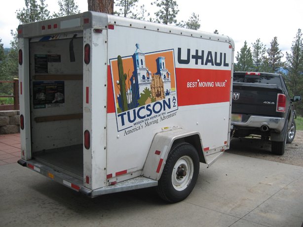 gebiboo's tweet photo. アメリカ人にはお馴染みのU-Haulのトレイラー借りて来ました。（もちろん運転は夫でw）ここにブースのセットと夫の絵を積んで今週末のアリゾナ州のアートフェアに参加です！ https://t.co/GtlnrO53iL