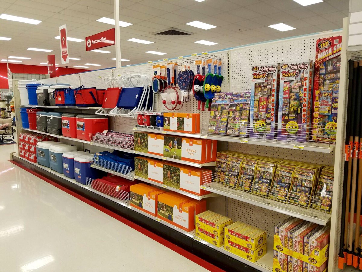 LizzyC1313's tweet photo. Driving Memorial Day Sales at #T2415 #WinningTheHoliday #MerchandisedToSell @erindeckertgt @Kristan27831397 https://t.co/CqQ1MXu22E