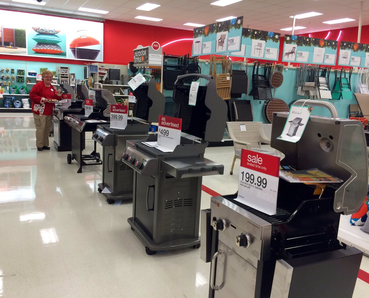 LizzyC1313's tweet photo. Driving Memorial Day Sales at #T2415 #WinningTheHoliday #MerchandisedToSell @erindeckertgt @Kristan27831397 https://t.co/CqQ1MXu22E