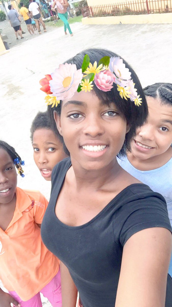 DrewHonduras's tweet photo. As you can see these girls love using snapchat! 😜💁🏽📸 #snapchat #filters #DHP https://t.co/he4yupOZwY