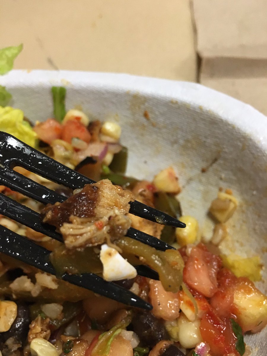 AndrewPratt24's tweet photo. @ChipotleTweets Just found this piece of white plastic in my burrito bowl. How does hat happen??? https://t.co/y0dF3Te5ex