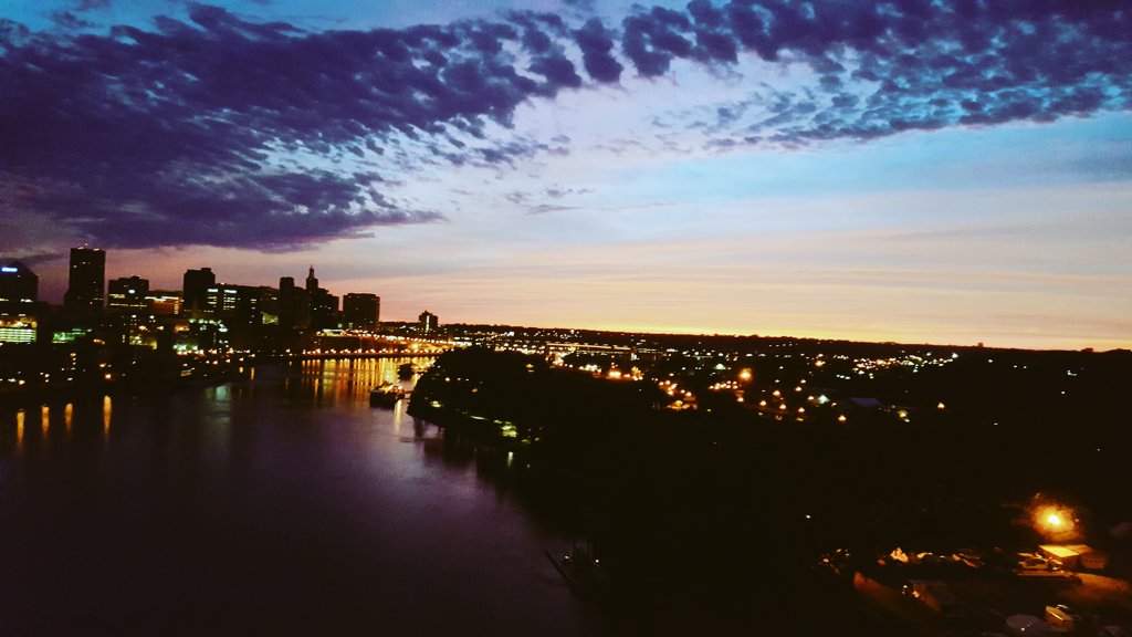 AdamKyek's tweet photo. #stpaul #earlymorning Just beautiful on my way into work. https://t.co/UM0Vwtt0gb