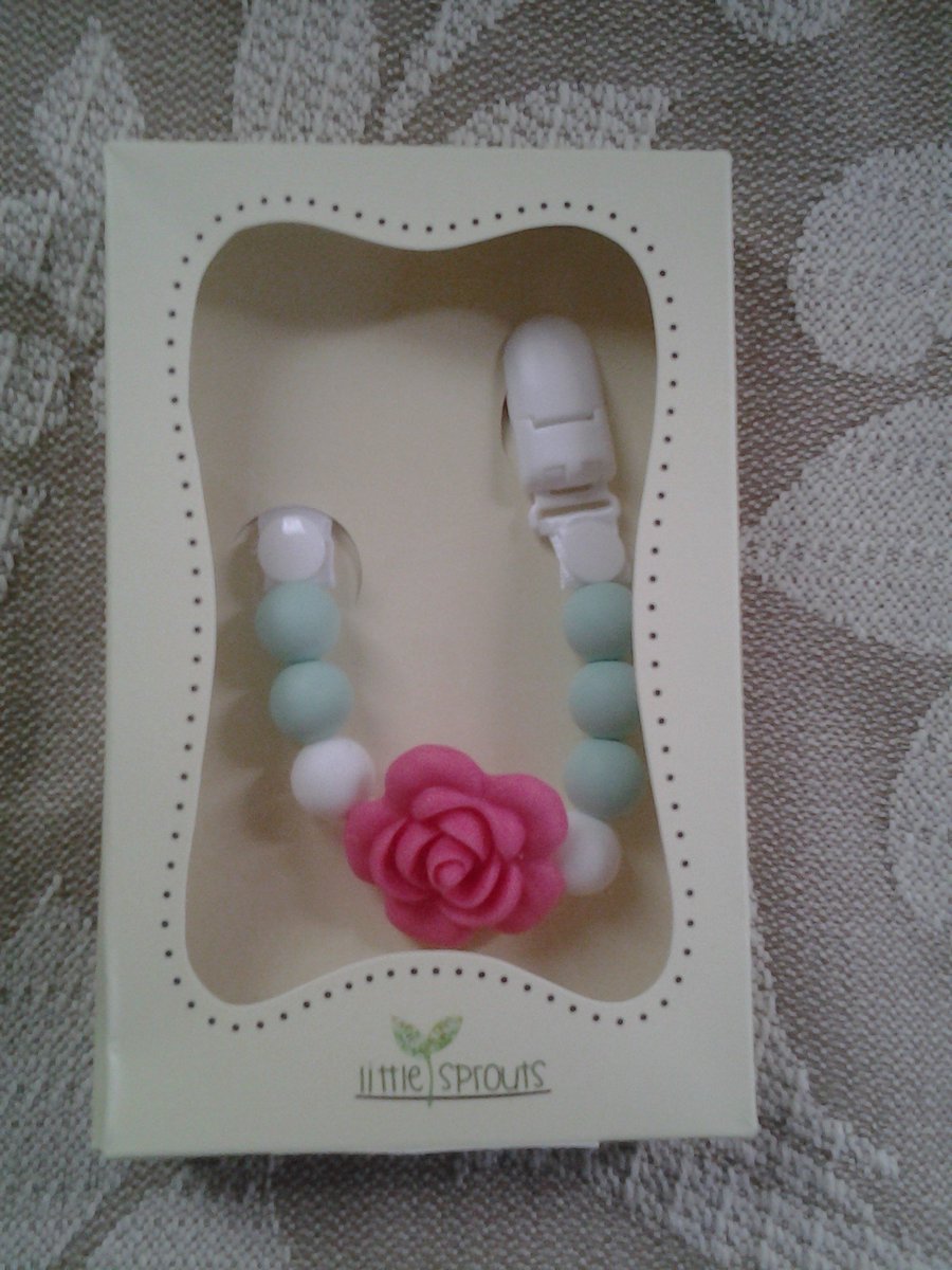 SarahEra9's tweet photo. 2 in 1 #pacifierclip made of silicone. It's adorable and safe for #baby! #jesentials https://t.co/YyeuvOFY7T