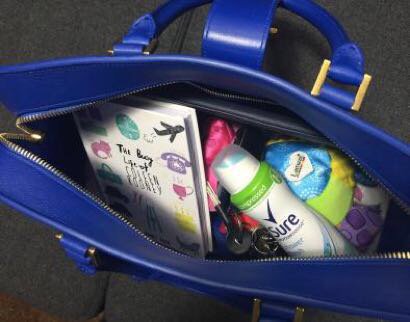 ColeenRoo's tweet photo. If like me you're #alwaysonthego, then a bag that fits all your essentials is a must! @sure #SureCompressed #ad https://t.co/FavKkIRI04