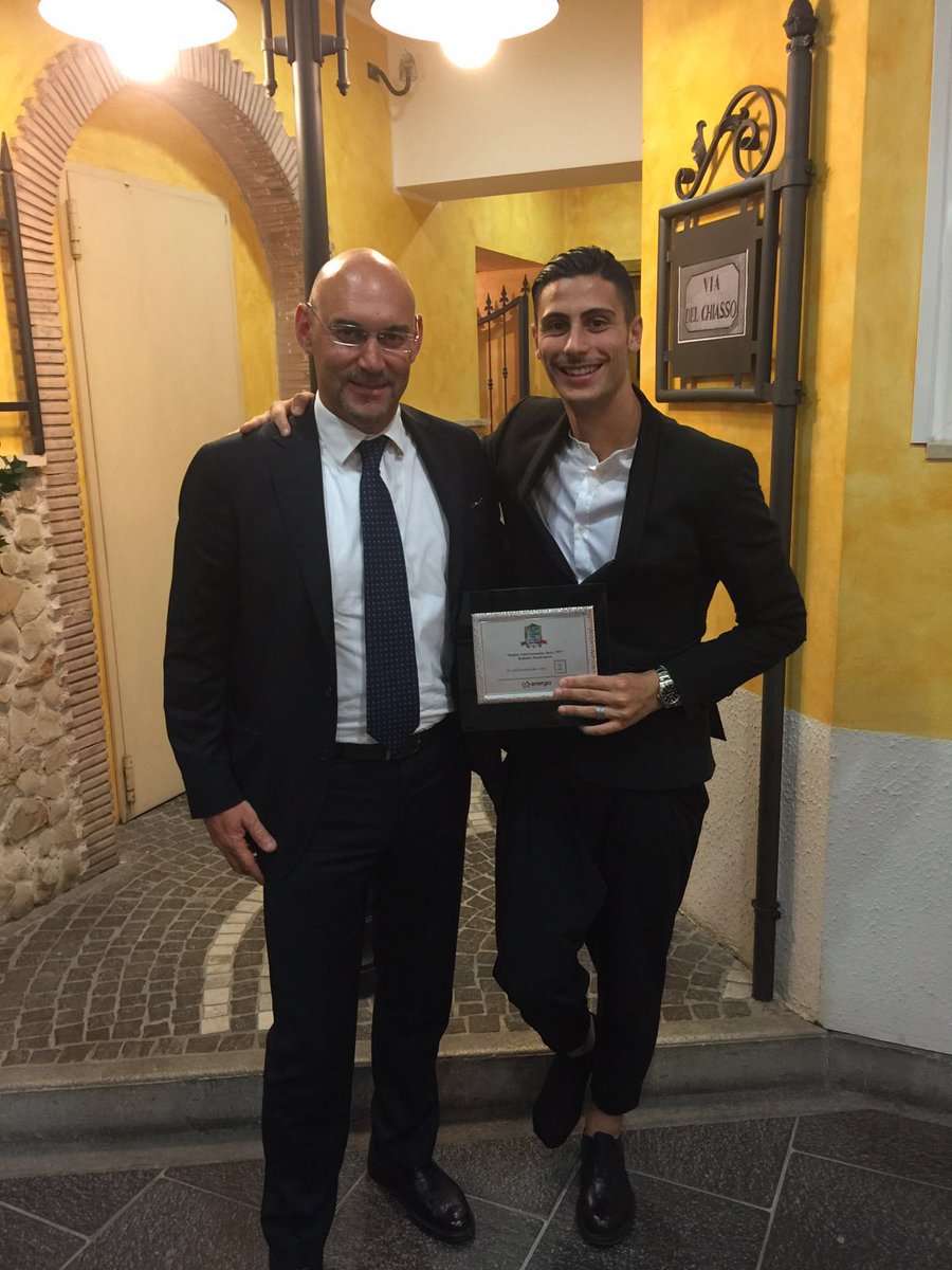 Mughoot's tweet photo. #NFsport @ premio @LGIcalcio #italentidelfuturo con Mandragora,miglior centrocampista classe97.
#YoullNeverPlayAlone https://t.co/v7vzMh7v3Z