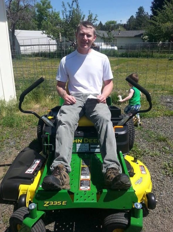 A disabled veteran was surprised with a riding mower! brrk.co/1XNIptF