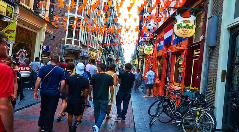 lifehacker's tweet photo. Pickpocketing hotspots in nine popular travel destinations: https://t.co/Ed9nfmyHw6 https://t.co/xtwMUhgULa