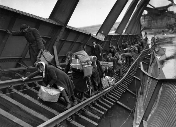 HistoryPlCTURES's tweet photo. Displaced Persons crossing a bridge which had been blown up by the Germans, 1945 https://t.co/562lywlZiH