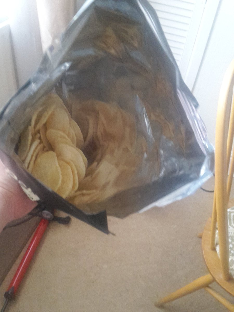 elvivothompo's tweet photo. @popchipsUK are they half the fat because there's approx 3 in the bag ? BLOODY HELL https://t.co/rK5BvYigQe
