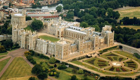 HlSTORYARCHlVES's tweet photo. Windsor Castle is the oldest and largest occupied castle in the world. https://t.co/dNoZJRdzmo