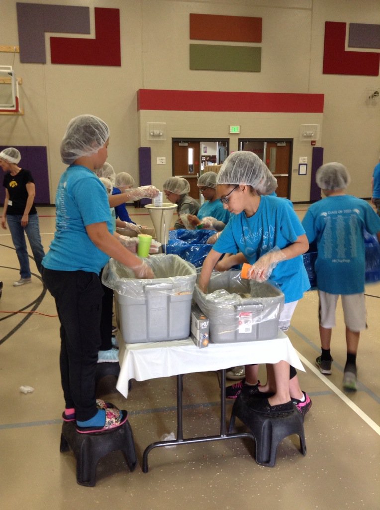 RockCreek5B's tweet image. RC making a difference feeding the hungry @MissNosersClass @learningrocks5 @5thGradeFun #rctopdogs @AnkenyRockCreek