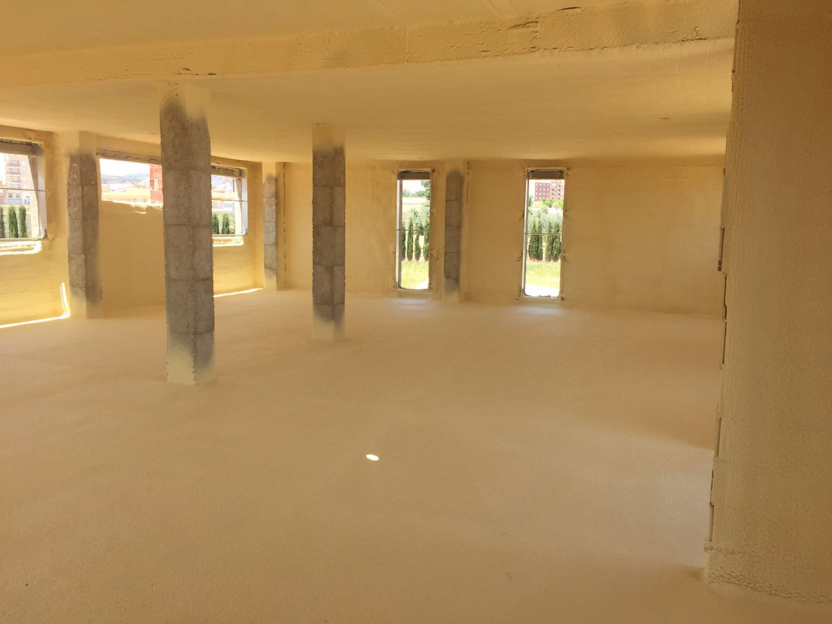 aispomur's tweet photo. 🏠 ¿Ha quedado bien este aislamiento térmico eh? Poliuretano hasta donde llega la vista y la imaginación ✔️ #Aispomur https://t.co/Kxn306NLyc