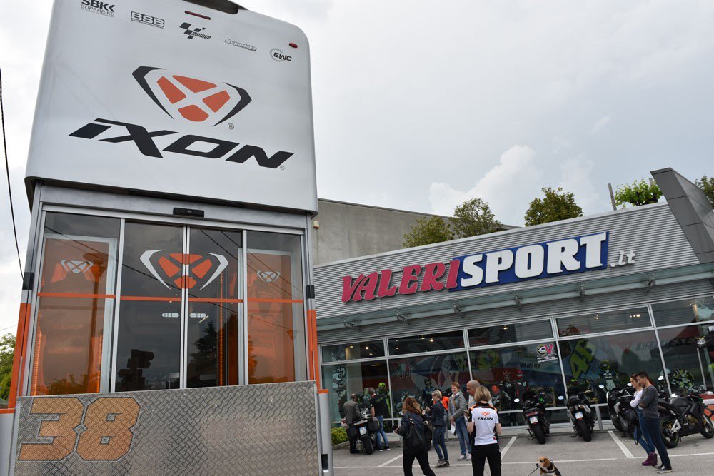 BradleySmith38's tweet image. #team38 @IxonCom ambasador Bradley Smith had the opportunity to meet his Italian fans recen… po.st/6Ji8K5