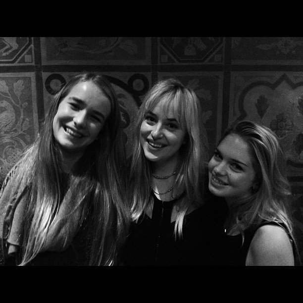 RealMaite4's tweet photo. Sisters al poder 😍👱👪👭💑 #DakotaJohnson #sistersphoto #love #sweet ❤❤❤ https://t.co/eIGH1aYslm