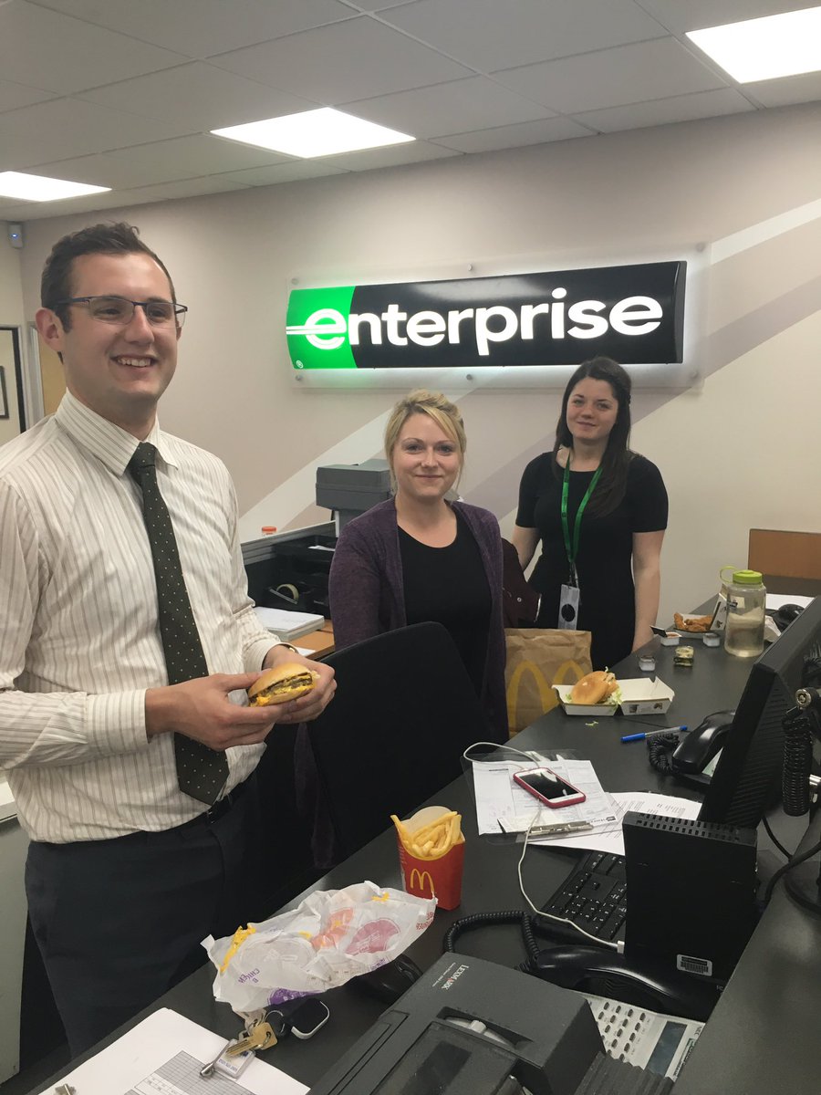 EracNewark's tweet photo. Work hard and we reward hardwork. Teamwork at U415 getting a busy Monday deliveries done!!#teamworkmakesthedreamwork https://t.co/iQ5Pizu7xm