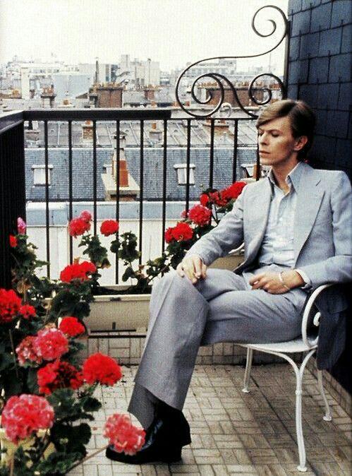 HlSTORYARCHlVES's tweet photo. David Bowie, Paris, 1977. https://t.co/04SOTbNgth