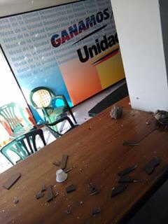 AANinforma's tweet photo. #URGENTE grupo de motorizados atacan sede de Copei en #Valera afectando fluido eléctrico y red de Inter y TV cable https://t.co/AqguNjL9AV