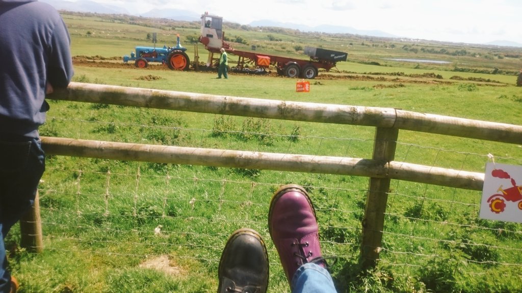 TaclaTaid's tweet photo. @angleseyvintage @drmartens #tractor pulling #vintage #cool #Anglesey https://t.co/5cH8DwaFFw