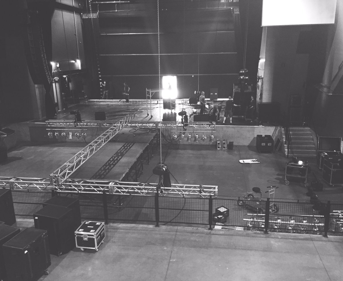 avedacolumbus's tweet photo. Setting up for the big day tomorrow! #EarthJam2016 #ArtofMusic https://t.co/SVOlectqJs