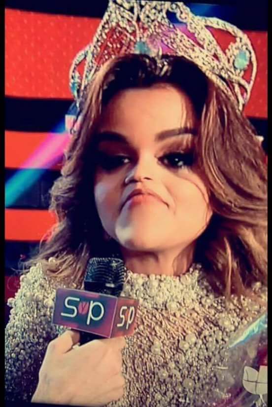 Terenavarrete3's tweet photo. Saluden a la reina jajajaja #UniFraude https://t.co/tmRDAqox13