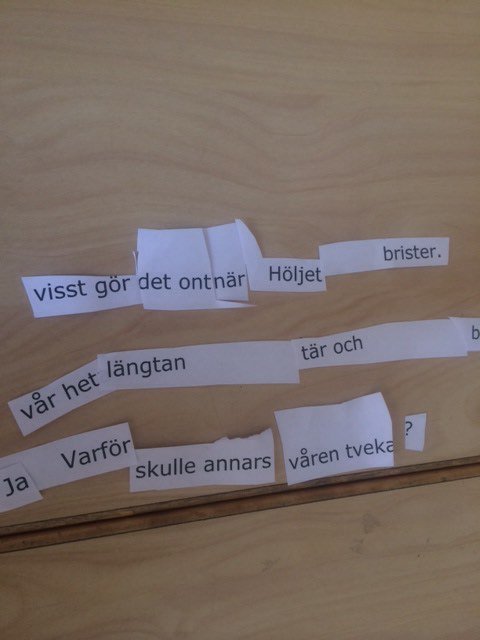 LiljequistTina's tweet photo. Klassiska dikter i modern tappning när år 6 pusslar med sönderklippta dikter. #karinboye #visst gör det ont https://t.co/qChUCDaDHi