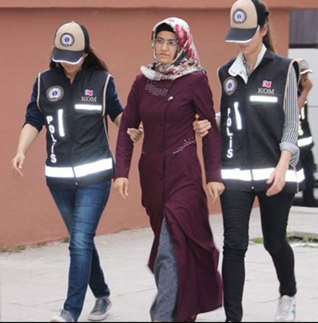 ahamitbilici's tweet photo. Burası Hakkari ve fotoğraftaki bir öğretmen:Yıllarca başörtüsü üzerinden siyaset yapanların ülkeyi getirdiği nokta! https://t.co/EVSQMppGks
