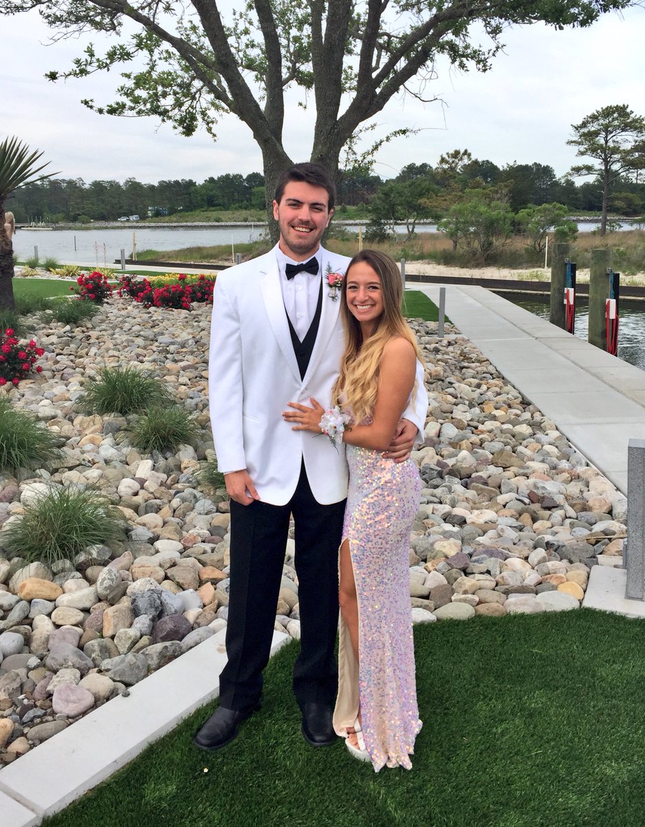derseyturnpike's tweet photo. I really am so lucky to have such beautiful friends #prom2k16 #WWCDD 💃🏼❤️ https://t.co/v2Dre9u5TY