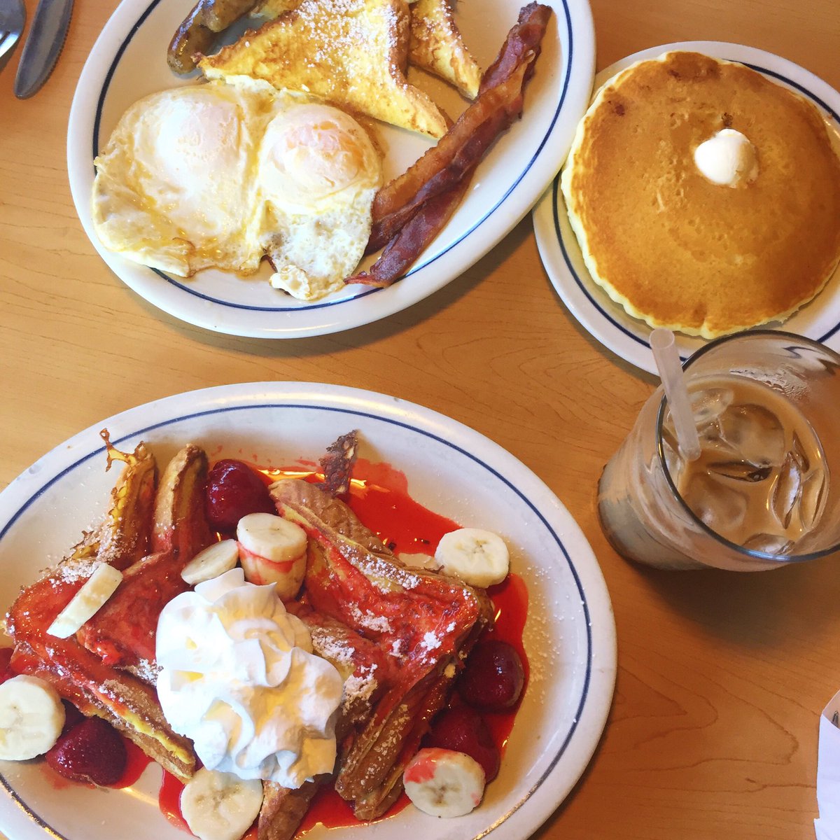fdseconds's tweet image. Another @IHOP breakfast 😎 a 'split decision' and strawberry banana french toast 🍴