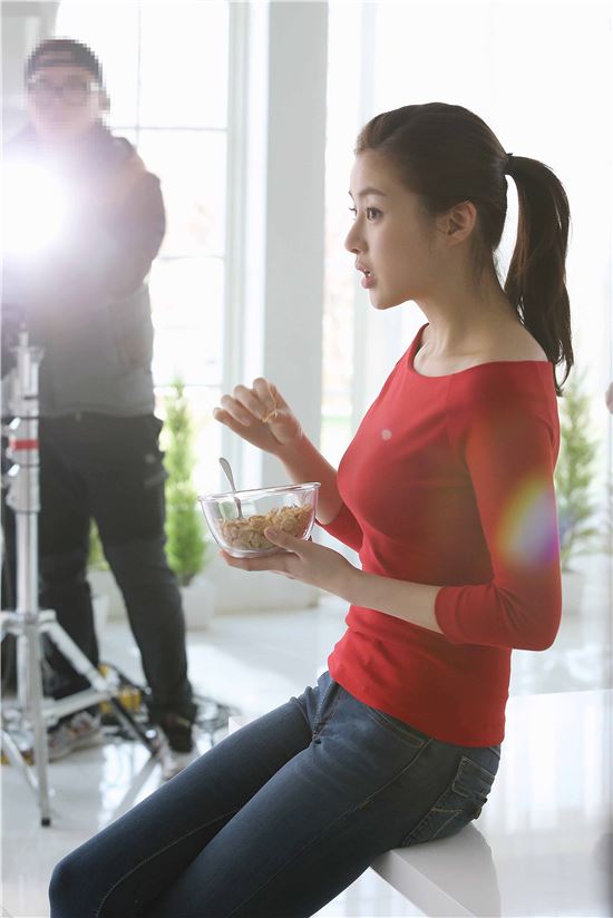 #강소라 #스페셜K #광고촬영 #비하인드컷 #워너비몸매
[강소라] 강소라, 광고 촬영 중에도 감출 수 없는 특급미모
entertain.naver.com/read?oid=112&a…