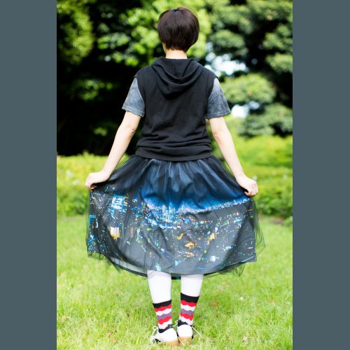 vgvd's tweet photo. 本日より取扱スタート✨

【絵空衣音】
色付く街が照らす私、夜光スカート🌌

ふわふわと歩くたびに揺れ、
それによって濃淡が変わる様が夜の暗闇の揺らめきのようです。
https://t.co/M2mydNUDUK https://t.co/aUafxMrhYt