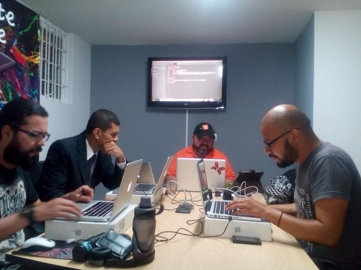 CamiloAdobe's tweet photo. #html5 night, teaching LESS and #AdobeBrackets by @camiloadobe . https://t.co/65g2BxLyuq